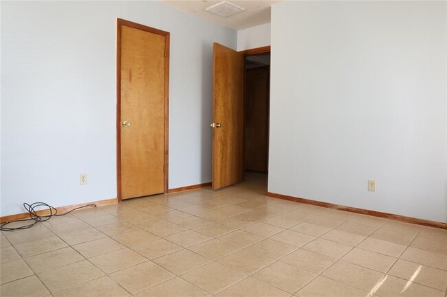 Building Photo - 8619 Putnam Dr