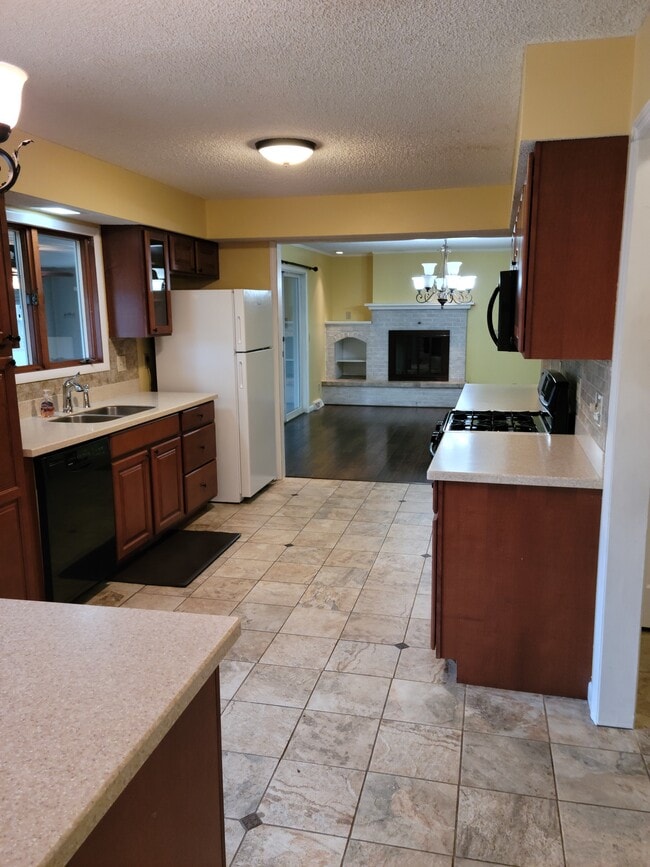 Building Photo - 1440 Sherwood Downs Rd W