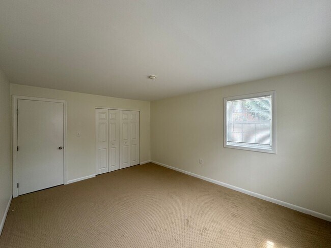Building Photo - Bright and Spacious Corner Unit in North A...