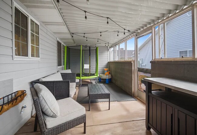 Building Photo - Charming Townhome Close to Shopping and Hospital