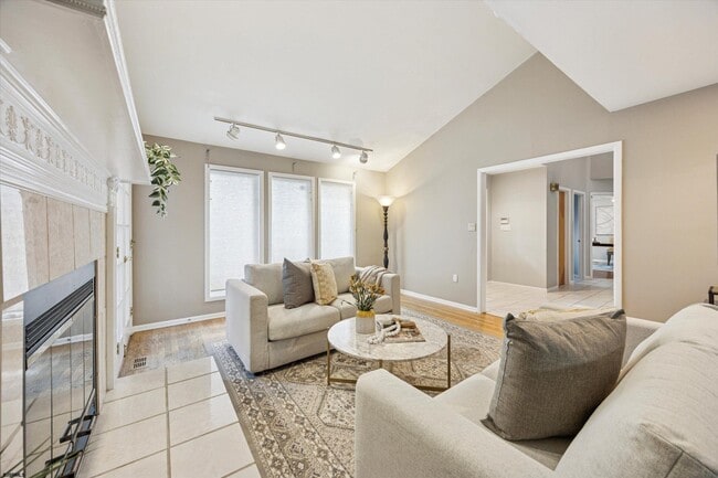 Building Photo - 2 Woodstock Dr