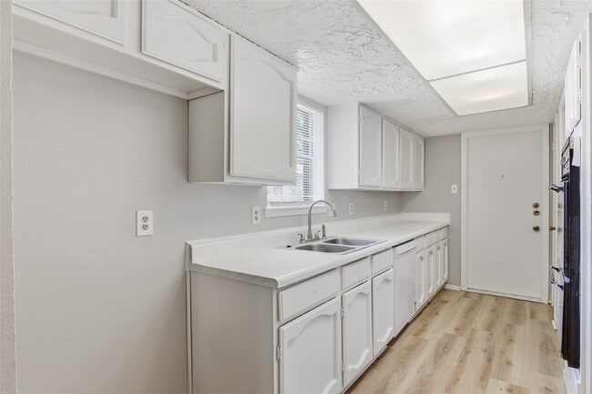 Building Photo - 6015 Knotty Post Ln