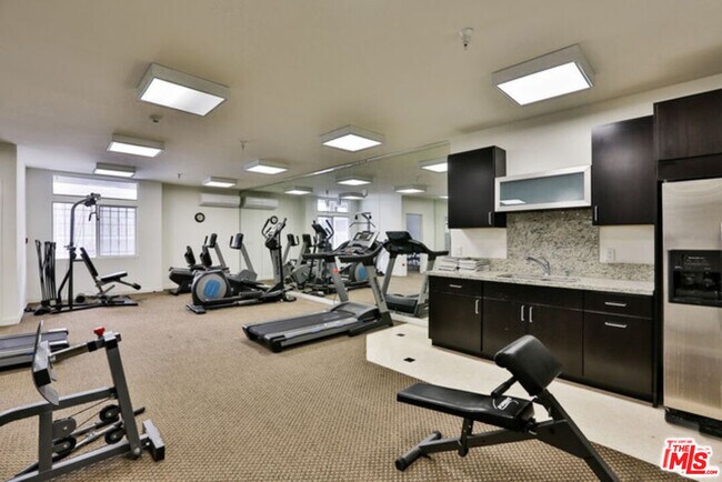Building Photo - 401 N Serrano Ave