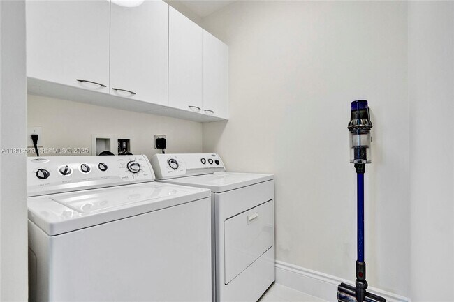 Building Photo - 16001 Collins Ave