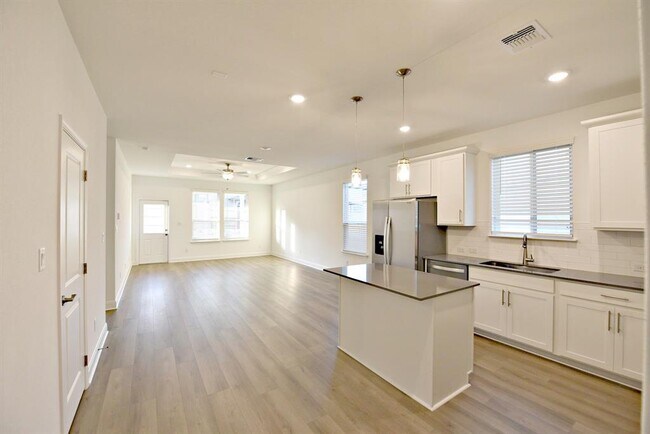 Building Photo - 517 Scooter St