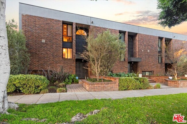 Building Photo - 9311 Burton Wy