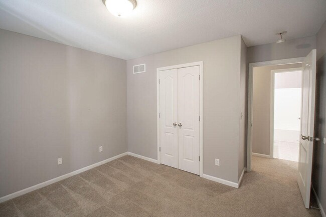 Building Photo - 208 Jackal Dr