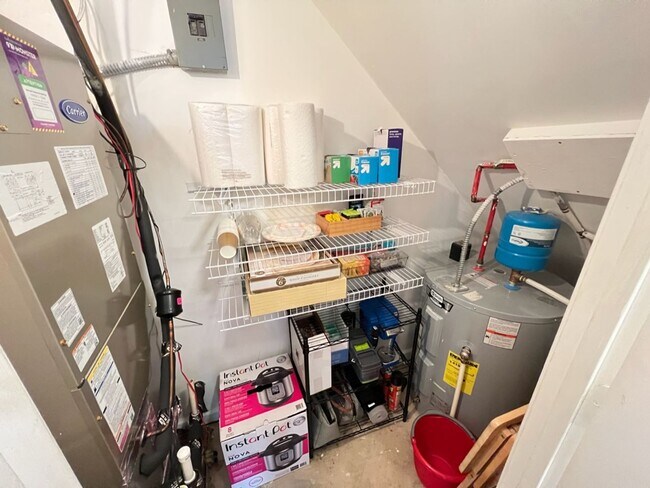 Building Photo - Adorable 3 Bedroom Townhouse w/ 1st Floor Bedroom