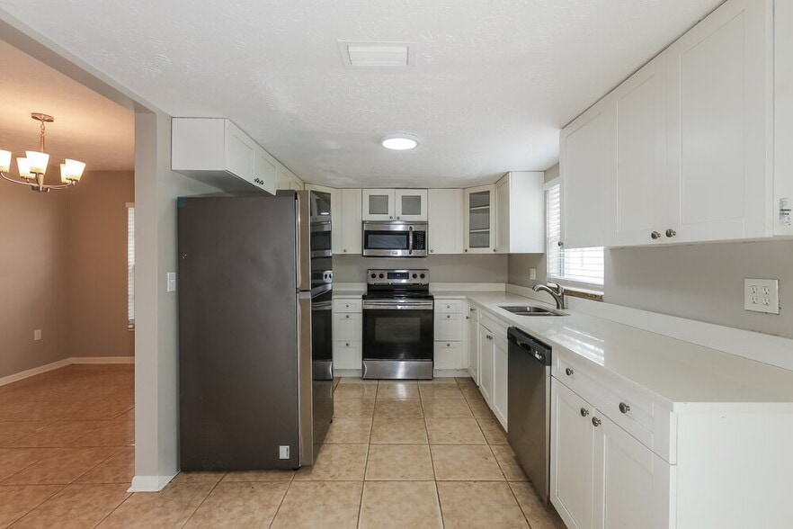 Building Photo - 9811 N Connechusett Rd