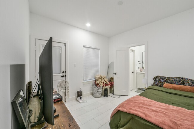 Building Photo - 718 W Donovan St