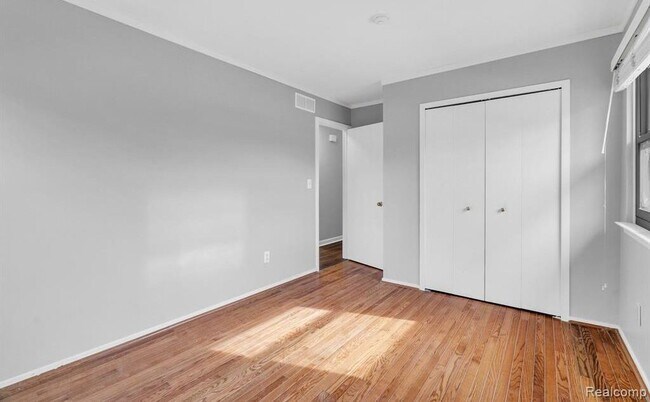 Building Photo - 1921 Vine Way Dr