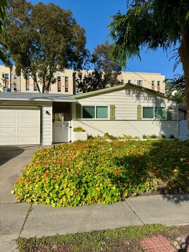 Building Photo - Beautiful 3 Bed/2 Bath Walking Distance fr...