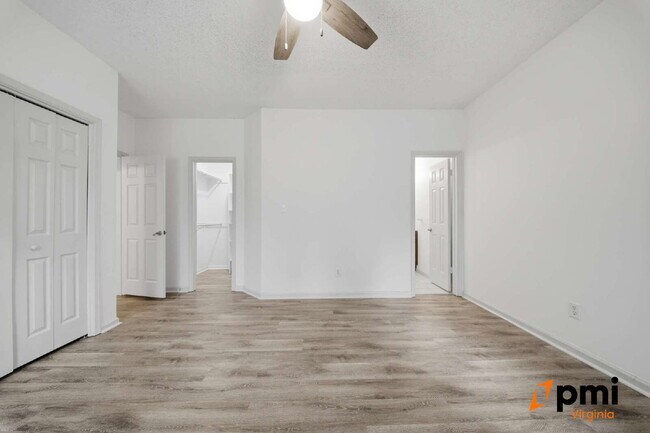 Building Photo - Immaculate 2 Bedroom 2 Bath Condo- Shore Drive