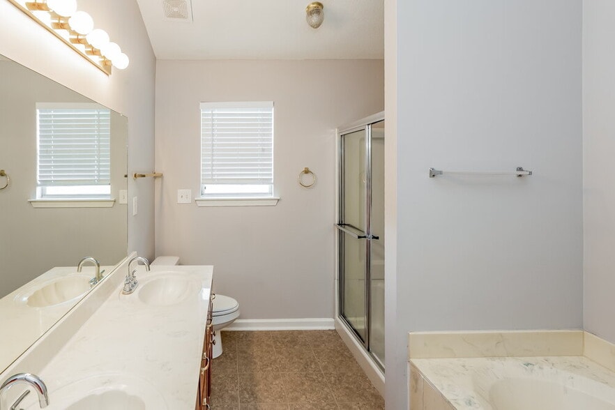 Building Photo - 10894 Carter Ln Cove