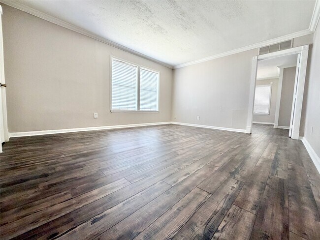 Building Photo - 218 W 15th St
