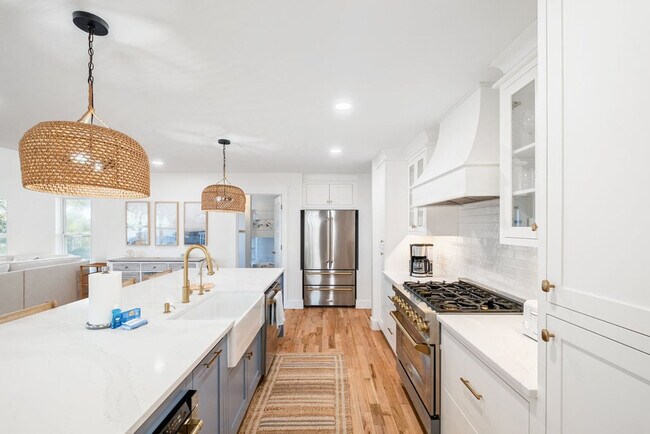 Building Photo - 383 Lakeview Dr