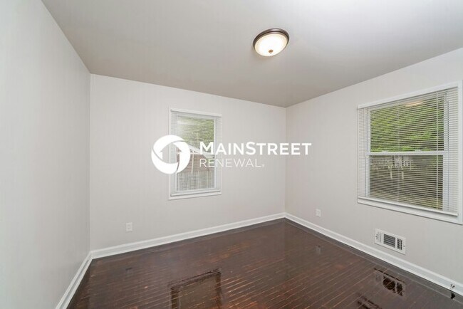 Building Photo - 3 Bedroom Pet-Friendly Home in Louisville, KY with Main Street Renewal