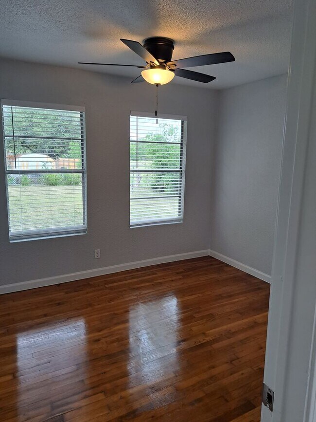 Building Photo - Stylish 4BR/2BA Home Near Port San Antonio...