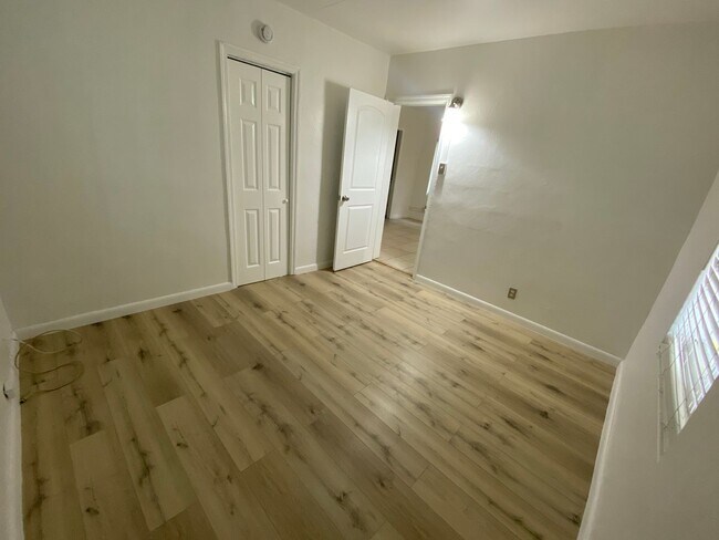 Building Photo - Freshly painted 2/1 block house with central A/C