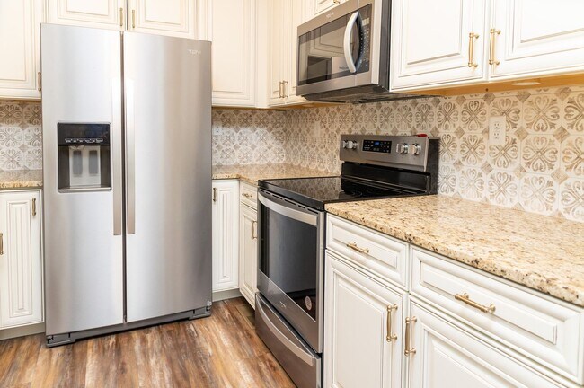 Building Photo - Condo Living 26 Hundred sq Ft!!