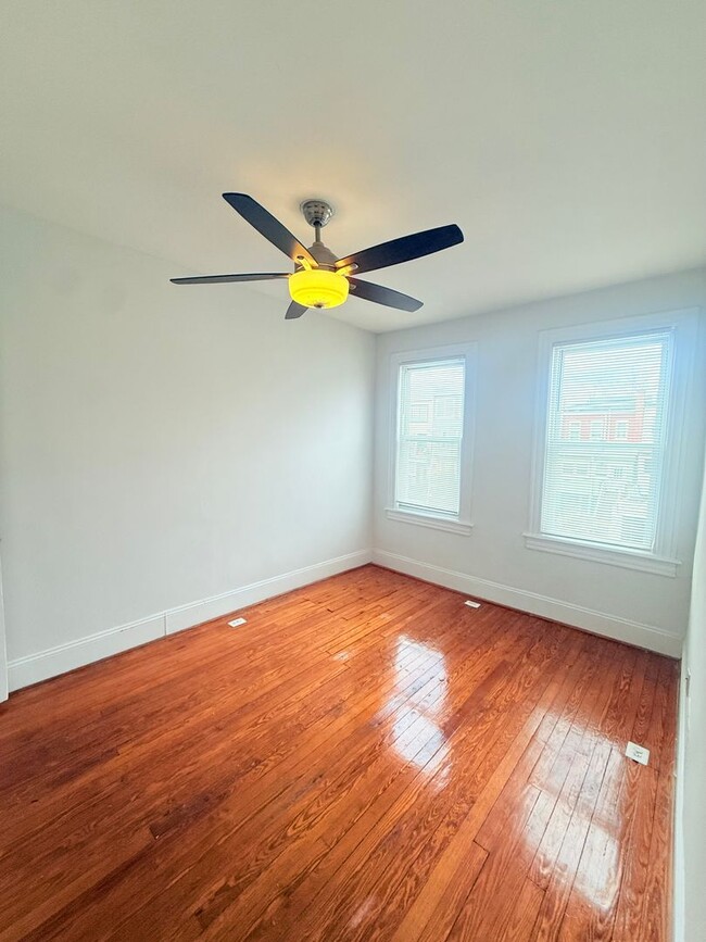 Building Photo - Eckington 3 Bedroom/ 2 Bath TH convenient to Metro  & Howard U