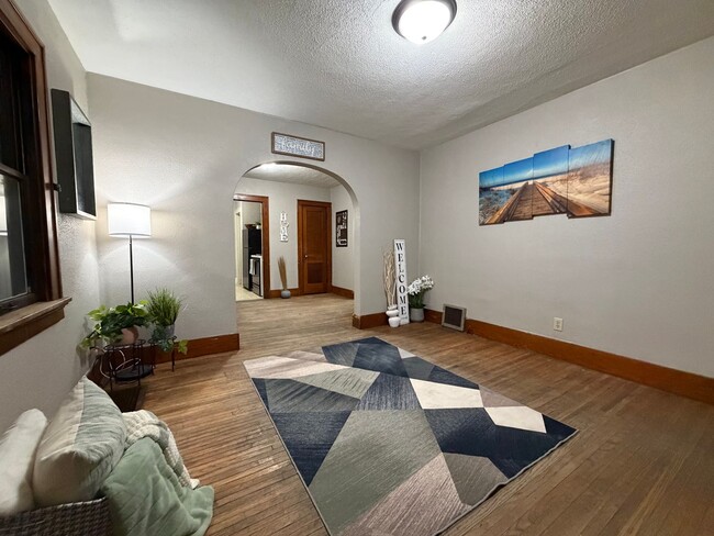 Building Photo - 2 bed, 1 bath home for rent in Waterloo