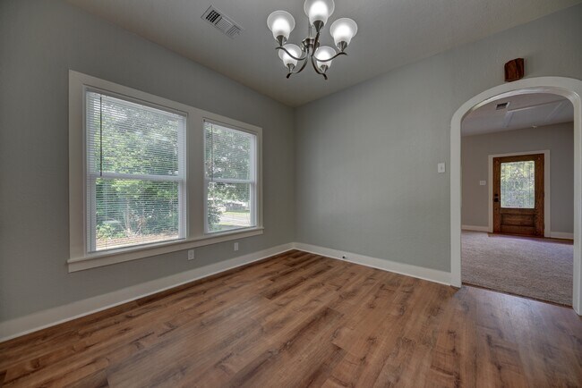 Building Photo - 909 W Main St