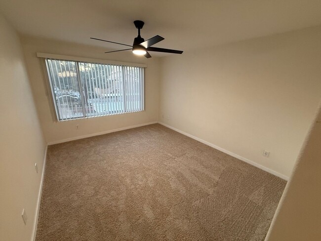 Building Photo - RENOVATED 2BD/2BA NEAR STRIP!