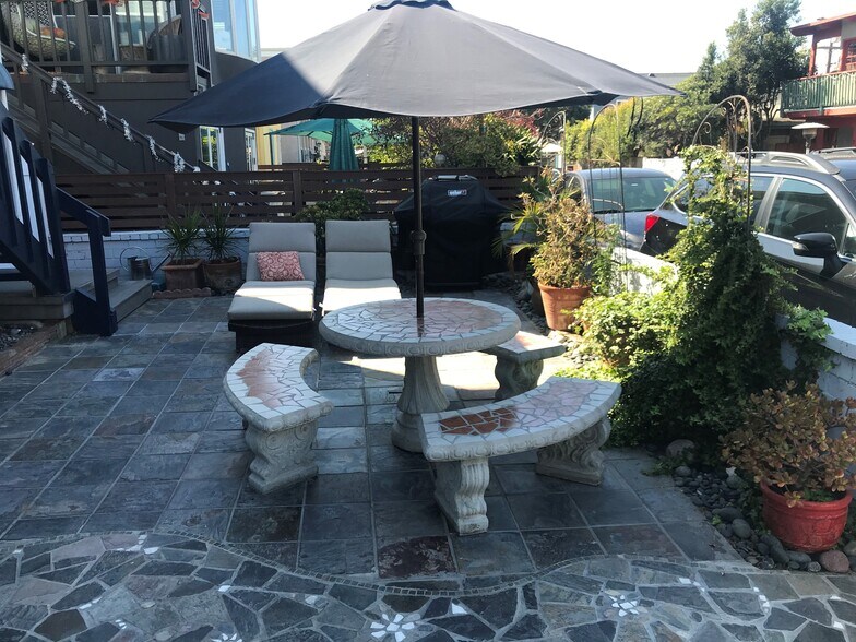 Courtyard - 827 San Luis Rey Pl