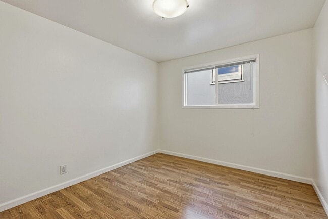 Building Photo - Spacious Three Bedroom Home in Forest Knol...