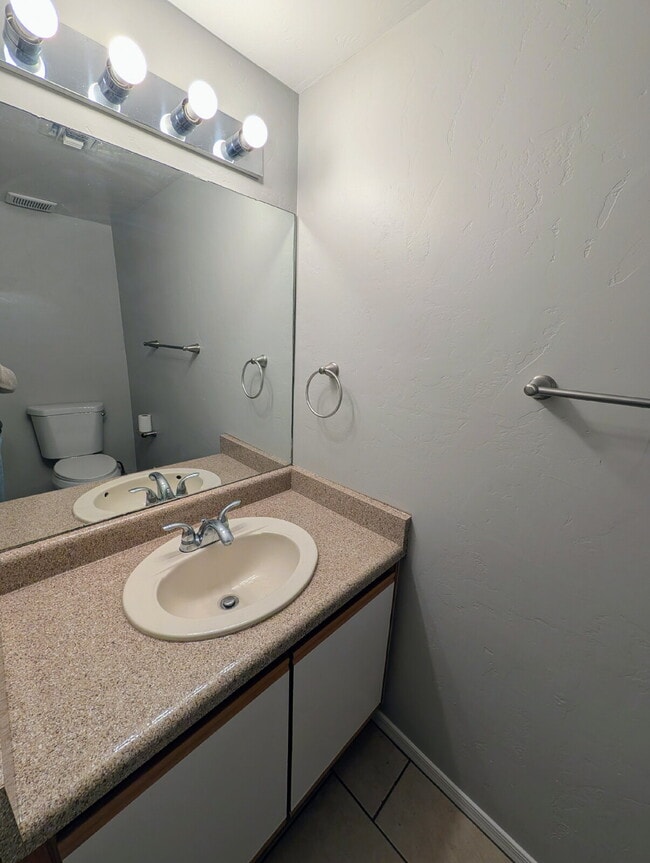 Building Photo - 2 Bedroom with private fenced yard!