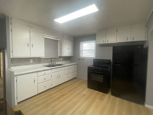 Building Photo - 1346 N Hewett Ave