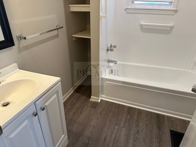 Building Photo - Cute 2 bedroom / 1 bath rehabbed home - wa...