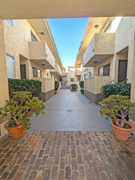 Building Photo - 1335 S Carmelina Ave