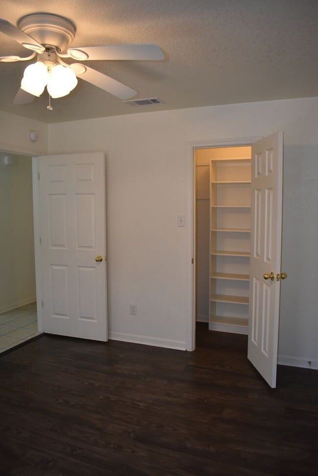 Building Photo - 910 Rebecca Ln