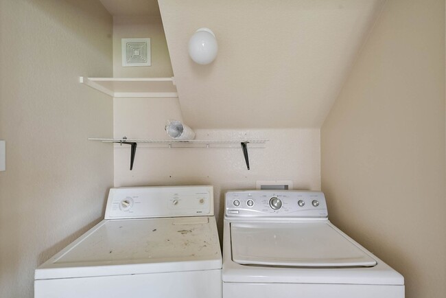 Building Photo - 404 Kings Way Dr