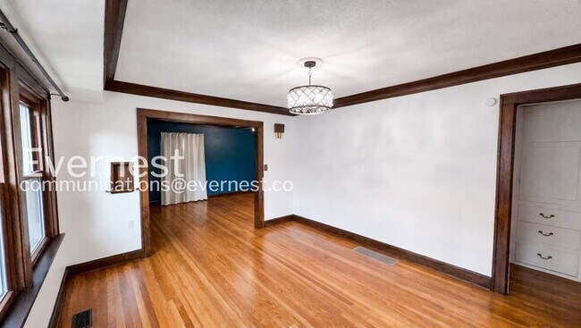 Building Photo - 2 Bed/1.5 Bath Home with Fenced Yard & Garage / Pet-friendly /Coming Soon!