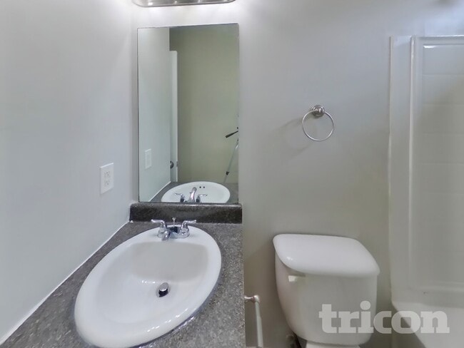 Building Photo - 5746 Lakeside Dr