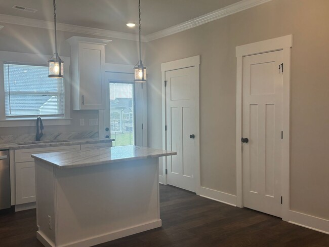 Building Photo - Beautiful New Build 4 Bed, 3.5 Bath, 2 Car...