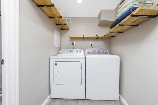 Building Photo - 412 E Oakland Ave