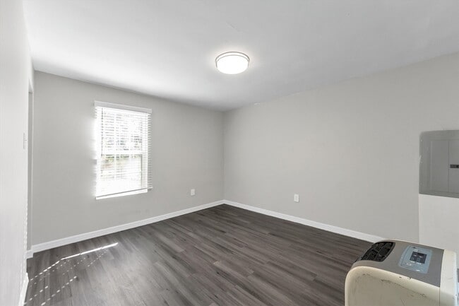 Building Photo - 4424 W Forest Rd