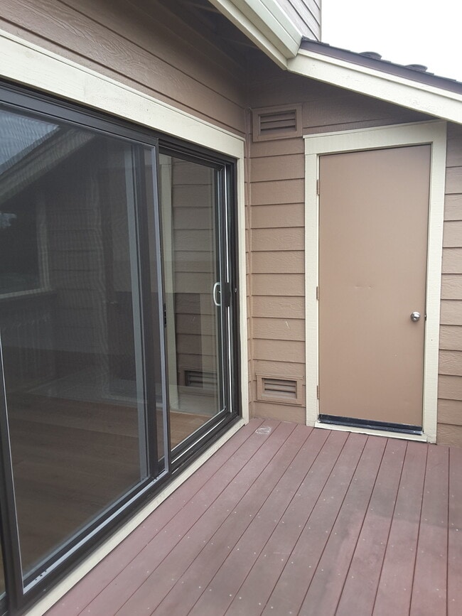 Building Photo - Newly Remodeled Condo Unit - Pet Friendly