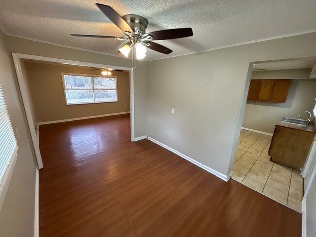 Building Photo - 887 Par Ave