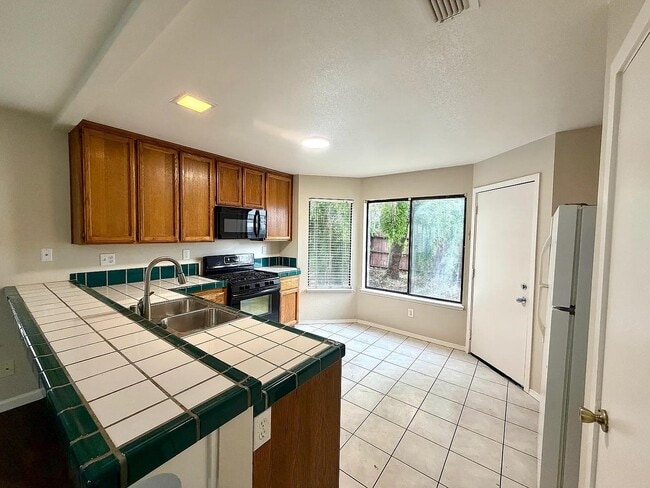 Building Photo - 661 Mockingbird Ln