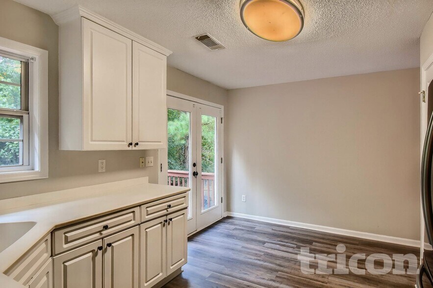 Building Photo - 1309 Vine Cir