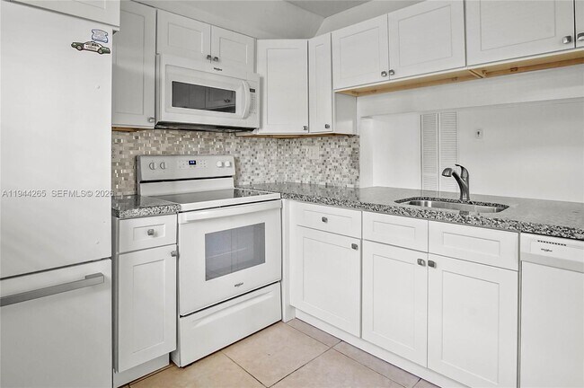 Building Photo - 606 Gardens Dr