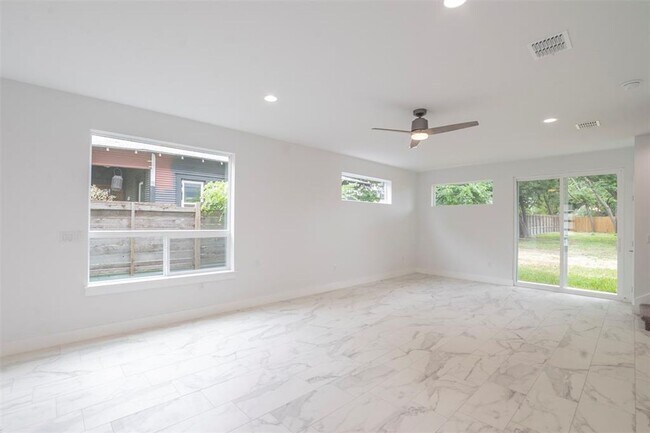 Building Photo - 616 W Dittmar Rd