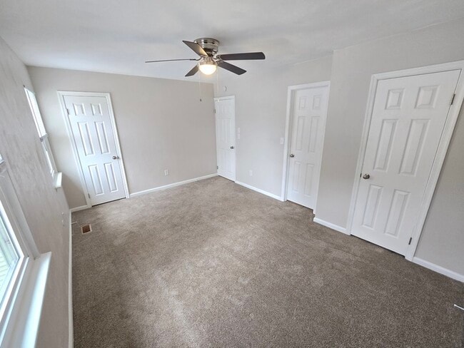 Building Photo - 3 BEDROOM END UNIT TOWNHOUSE FOR RENT IN V...