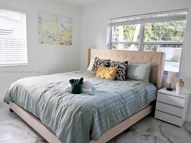 Building Photo - 1649 NE 8th Ave