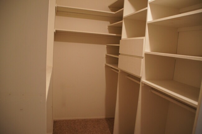 Building Photo - 9741 Reseda Blvd